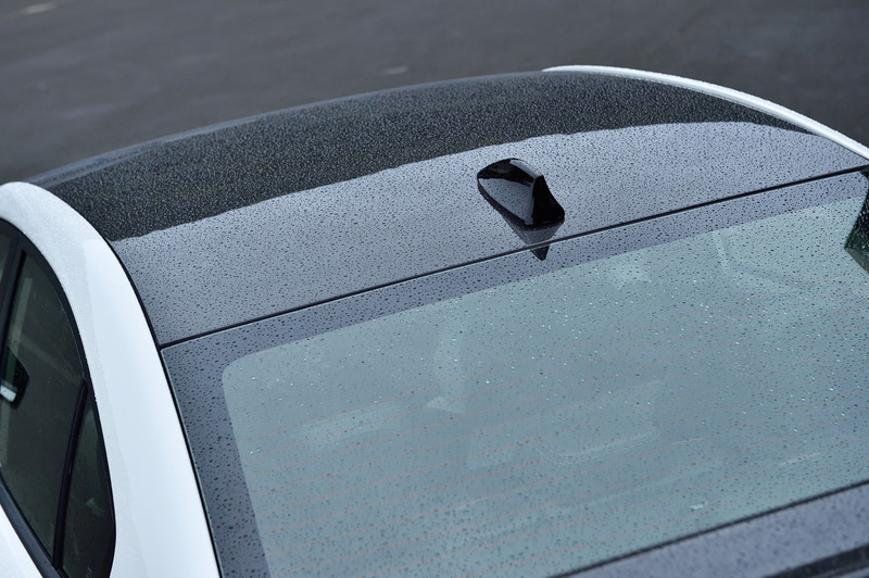 バネ上重量の軽量化に貢献するカーボン製ルーフ