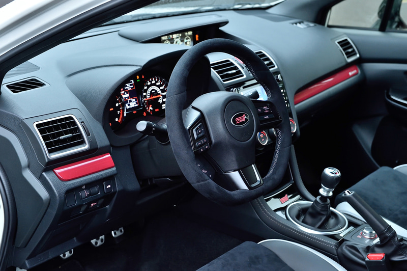 北米向けなので左ハンドル仕様。ダッシュボードやシートベルトなど各所にSTIカラーのチェリーレッドが配され、運転席と助手席は専用シートを装着。エクステリアもフロントグリル、フロントフェンダー、トランクゲートにS209のエンブレムが配される