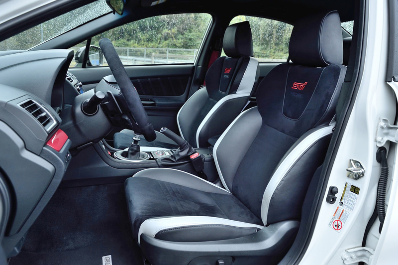 北米向けなので左ハンドル仕様。ダッシュボードやシートベルトなど各所にSTIカラーのチェリーレッドが配され、運転席と助手席は専用シートを装着。エクステリアもフロントグリル、フロントフェンダー、トランクゲートにS209のエンブレムが配される