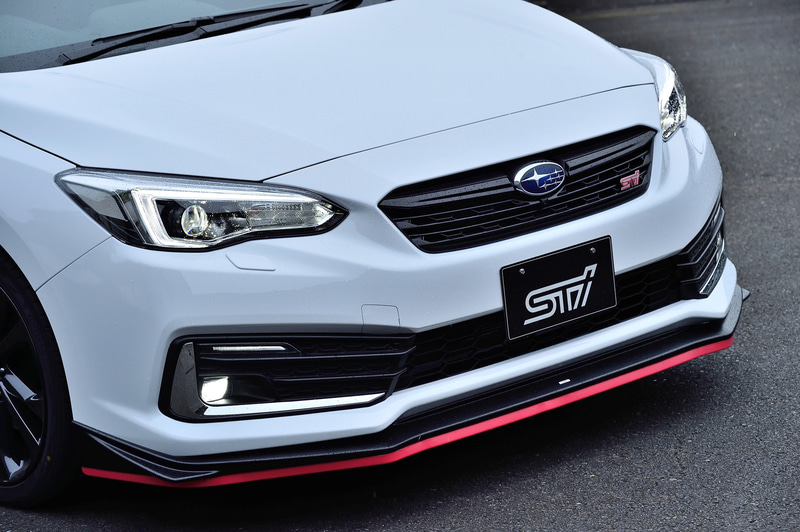 試乗したデモカーには、フロントグリル、フロントアンダースポイラー、サイドアンダースポイラー、リアサイドアンダースポイラー、ルーフスポイラー、シャークフィンアンテナなどが装着されていた