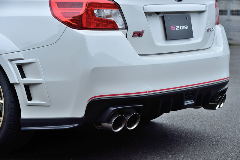 吸排気系は専用設計品となり、専用ECUにより制御されている