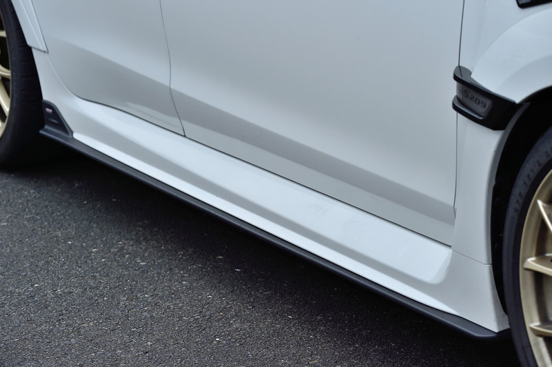 フロントバンパー、フロントフェンダー、そしてリアフェンダーはワイド化され、265/35R19のタイヤを履く。タイヤはダンロップのSP SPORT MAXX GT。フロントフェンダーにはフェンダー内の空気を抜くためのダクトが増設されている