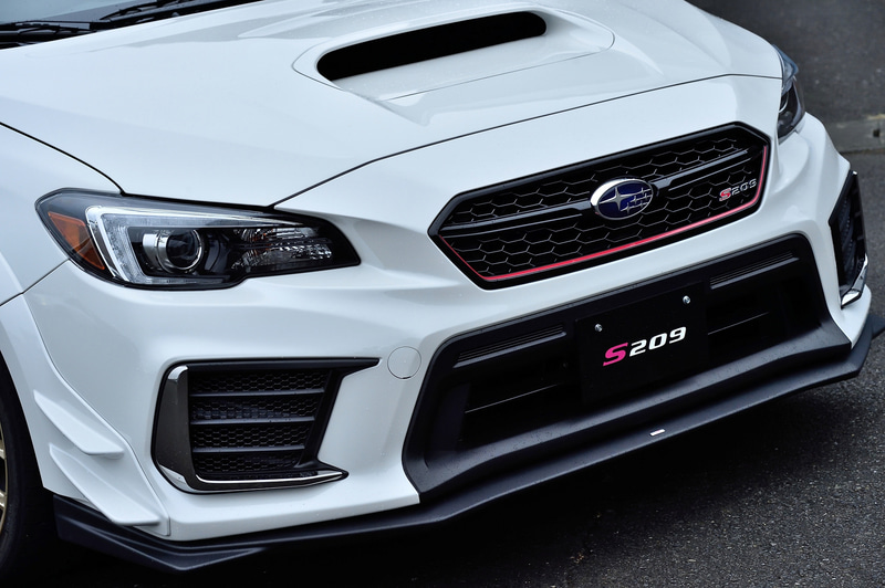 グリルにはS209エンブレムが誇らしげに鎮座。フロントバンパー両端には2枚のカナードが装着されダウンフォースを生み出す