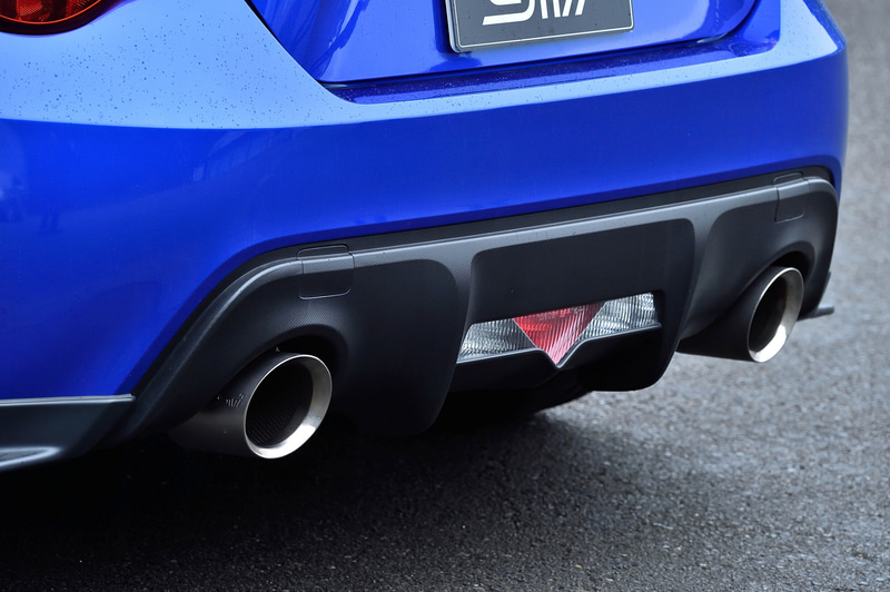 今回初お披露目となるSTIパフォーマンスマフラーはチタン製で超軽量だ