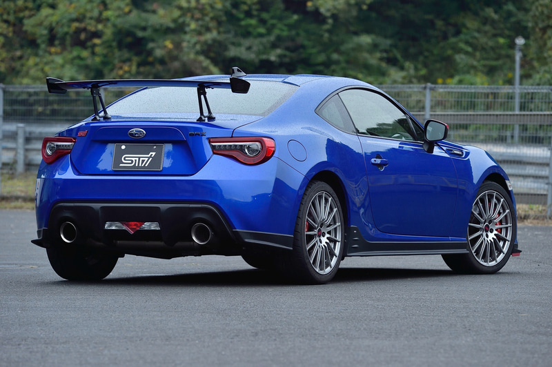 デモカーは、フロントアンダースポイラー、サイドアンダースポイラー、リアサイドアンダースポイラー、ドライカーボンリアスポイラーなどSTIのエクステリアパーツを装着。またブレーキローターはSTIのドリルド（穴開き）ディスクに交換されていた