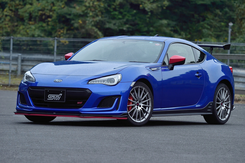 デモカーは、フロントアンダースポイラー、サイドアンダースポイラー、リアサイドアンダースポイラー、ドライカーボンリアスポイラーなどSTIのエクステリアパーツを装着。またブレーキローターはSTIのドリルド（穴開き）ディスクに交換されていた