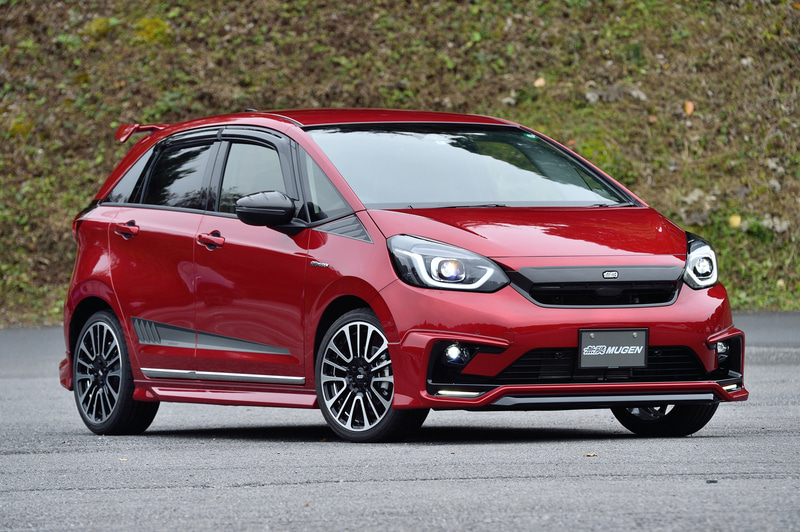 フロントバンパー開口部をより大きく見せるデザインにすることで、さらにワイド感を強調する「フロントアンダースポイラー」と、強い張り出し感でボディ全体を引き締め、スポーティなサイドビューを創作する「サイドスポイラー」、さらに、ディフューザー形状でリアビューをスポーティに仕上げる「リアアンダースポイラー」の3点がセットになった「スタイリングセット for Dash」は、どんな道でも優雅に駆け抜けていく姿をイメージさせてくれる