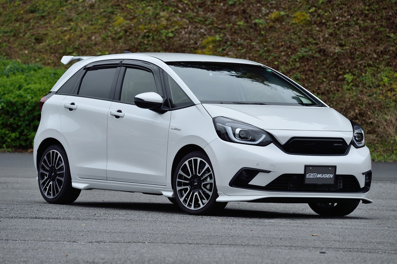 アクセントの効いた2トーン仕様の雰囲気に合わせたシンプルなデザインの「フロントアンダースポイラー」と、フロントとリアをスタイリッシュにつなぐ「サイドスポイラー」、さらに、リアビューにスポーティなアクセントを演出する「リアアンダースポイラー」の3点がセットになった「スタイリングセット for Skip」は、リズムに乗って弾むように楽しく走る姿をイメージさせてくれる