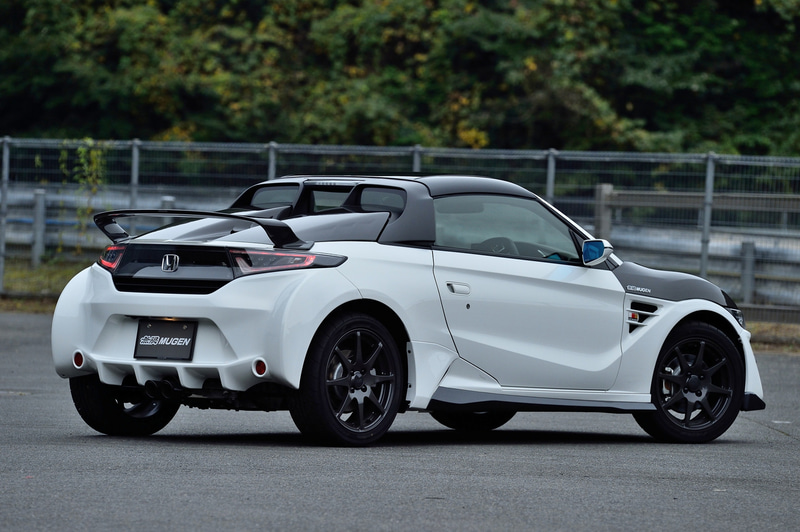 フロントエアロバンパー/サイドスポイラー/リアエアロバンパー/LEDフォグランプ/エアロイルミネーション/アルミホイール「FR8」がセットになったキットの価格は69万8000円（塗装品）。標準装備ロールトップ（屋根）と交換して装着するハードトップの価格は27万2800円