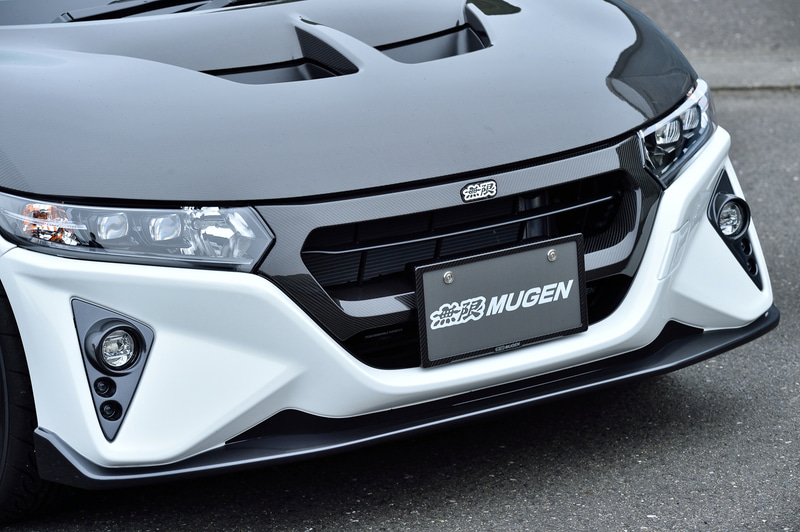 2トーンカラード仕上げのフロントエアロバンパーの価格は13万2000円（塗装品）。オプションのLEDフォグランプの価格は8万8000円。フォグランプの下にあるエアロイルミネーションもオプション設定で価格は3万3000円