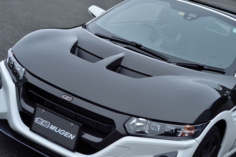 軽量化と空力効果を持つカーボンボンエアロネットの価格は49万5000円。ドライカーボン製のカーボンフロントグリルの価格は9万9000円