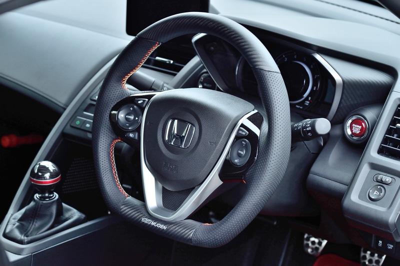 無限オリジナルデザインのスポーツステアリングホイールの価格は8万9100円。カーボンシフトノブの価格は1万9800円。リジッドマウント化による剛性アップとシフトレバーの形状をドライバー側にオフセットするクイックシフターの価格は2万5300円