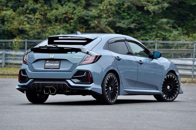 ワイド＆ローでスポーティなエクステリアをさらに洗練し、力強さも表現したエアロパーツを装着する。フロントアンダースポイラー/サイドスポイラー/リアアンダースポイラーの3点セットの価格は23万7600円（塗装品）