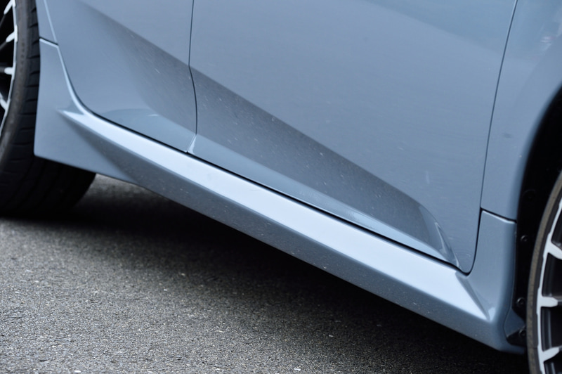 サイドスポイラーの価格は9万3500円（塗装品）