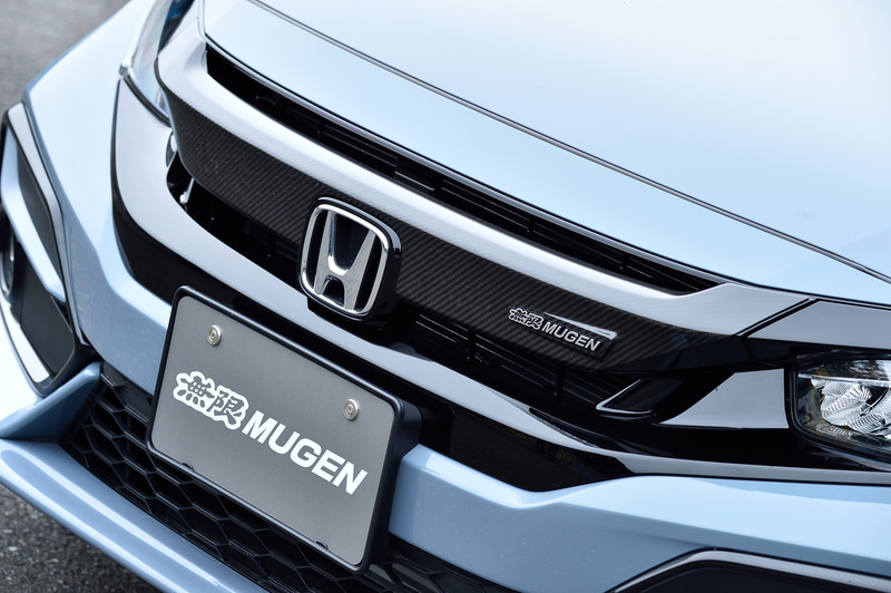 標準装備のフロントグリルに被せて装着するカーボンフロントグリルガーニッシュは9万7900円