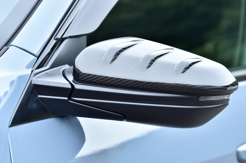 ドライカーボン素材を使用したカーボンドアミラーカバーの価格は6万4900円