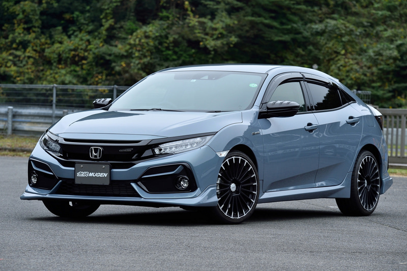 ワイド＆ローでスポーティなエクステリアをさらに洗練し、力強さも表現したエアロパーツを装着する。フロントアンダースポイラー/サイドスポイラー/リアアンダースポイラーの3点セットの価格は23万7600円（塗装品）