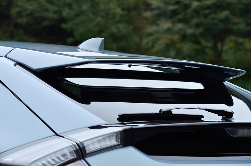 テールゲートスポイラーの価格は9万3500円（未塗装品）