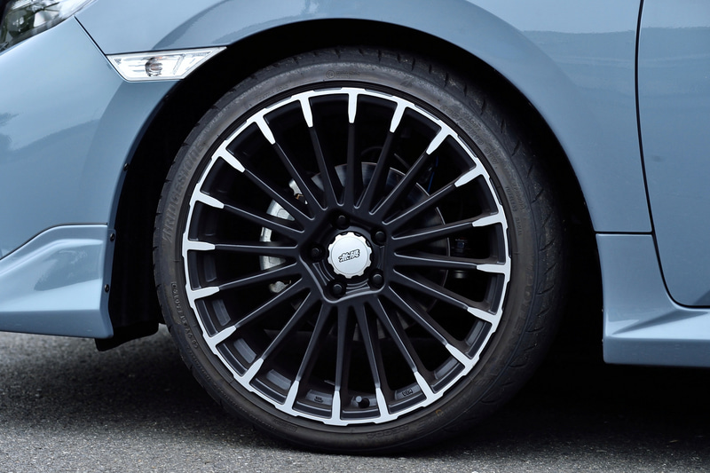 切削面とツヤ消しブラック塗装の2トーン仕上げとしたフラットブラックミラーフェイスのアルミホイール「MDC」。サイズは19×8.5Jインセット45。推奨タイヤサイズは235/35R19。価格は1本5万3900円