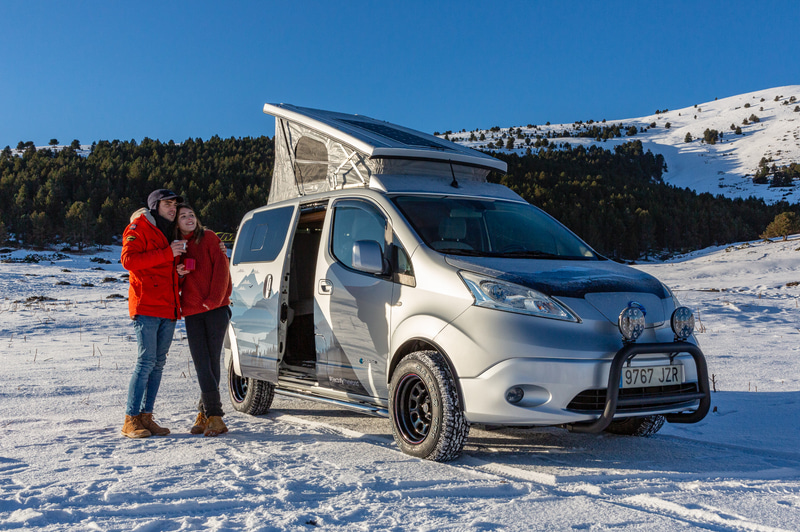 e-NV200 ウィンター キャンパー コンセプトは専用に施された改良によって雪道での走破性能を高めるとともに、キャンプシーンでの高い利便性を実現している