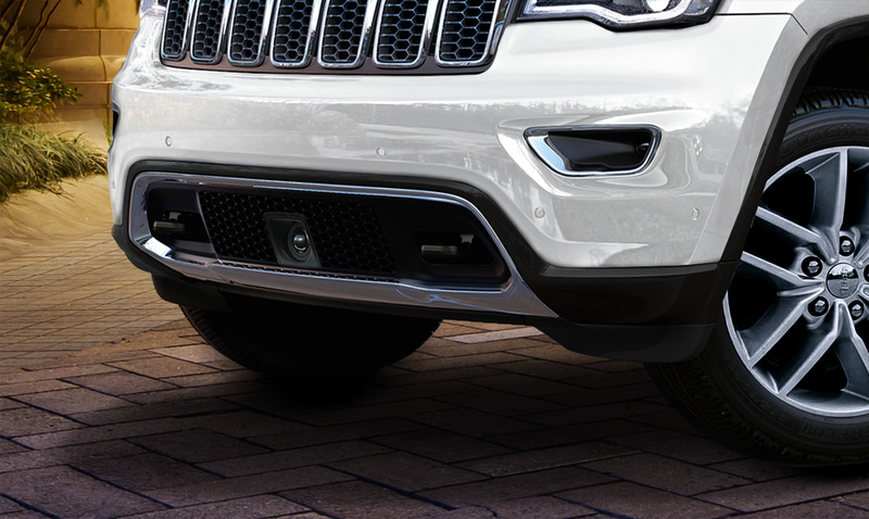 ボディ同色フロントバンパー（クロームアクセント付き）