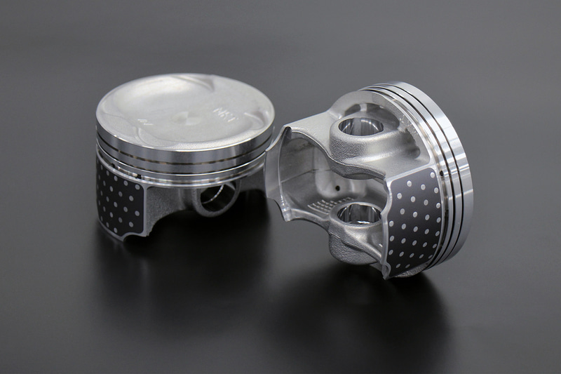 パワーユニットは新設計によるピストンなどを採用