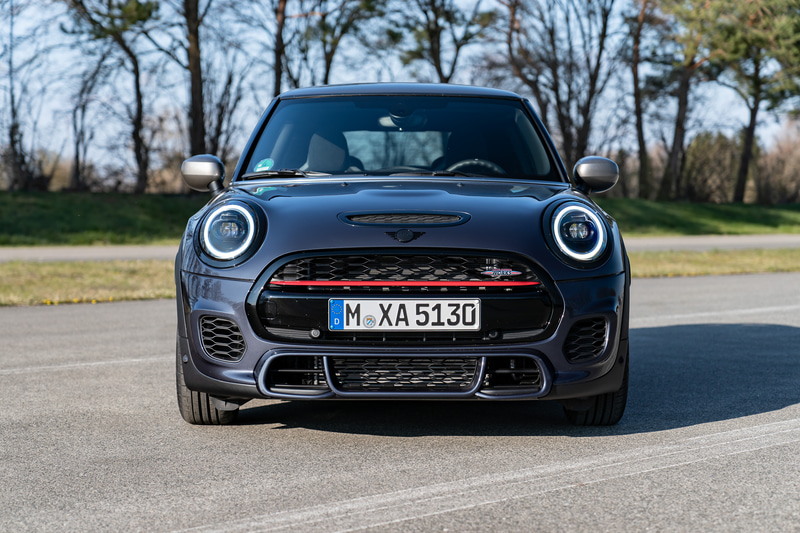 MINI John Cooper Works GP専用に設定されたボディーカラーやGPモデルにのみ採用された装備など、MINI John Cooper Works GPをインスパイア