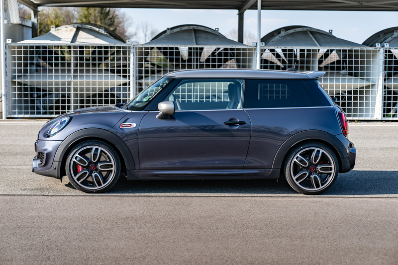 MINI John Cooper Works GP専用に設定されたボディーカラーやGPモデルにのみ採用された装備など、MINI John Cooper Works GPをインスパイア