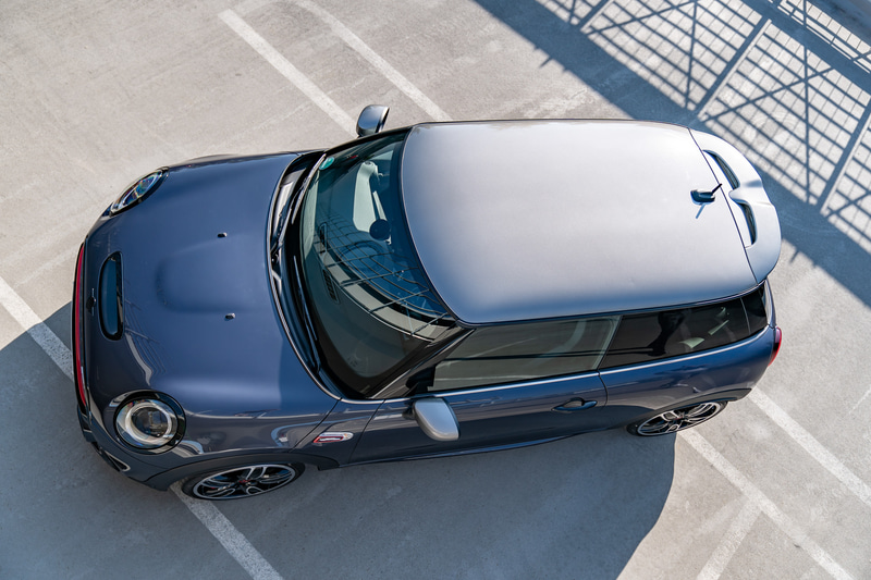 MINI John Cooper Works GP専用に設定されたボディーカラーやGPモデルにのみ採用された装備など、MINI John Cooper Works GPをインスパイア