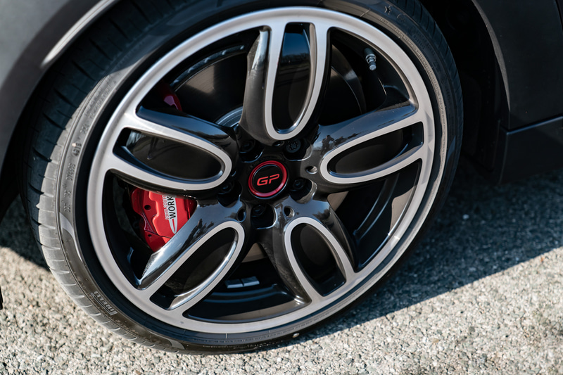 MINI John Cooper Works GP専用に設定されたボディーカラーやGPモデルにのみ採用された装備など、MINI John Cooper Works GPをインスパイア