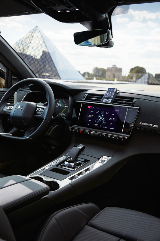 腕時計のバンドをイメージしたシートやシフトレバーを取り囲むクル・ド・パリ装飾など、“サヴォワ・フェール”をふんだんに取り入れている