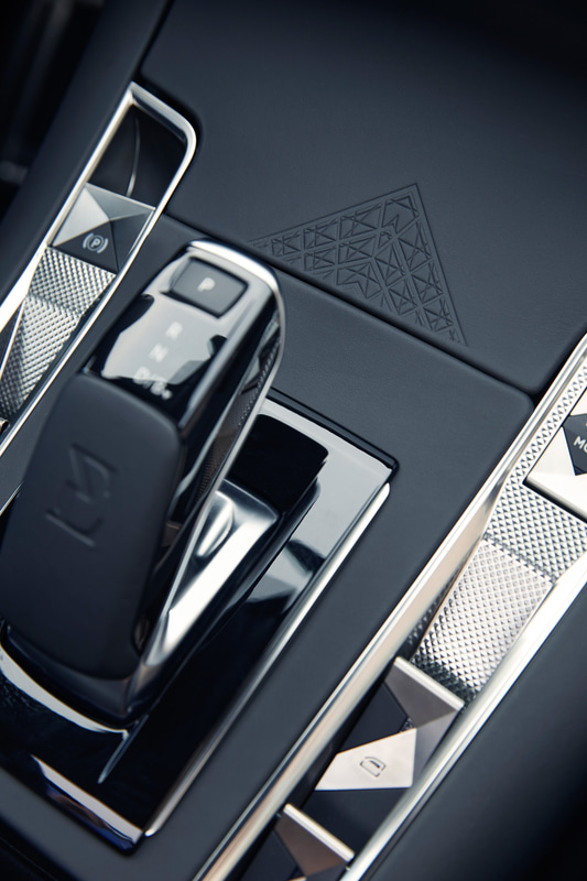 腕時計のバンドをイメージしたシートやシフトレバーを取り囲むクル・ド・パリ装飾など、“サヴォワ・フェール”をふんだんに取り入れている