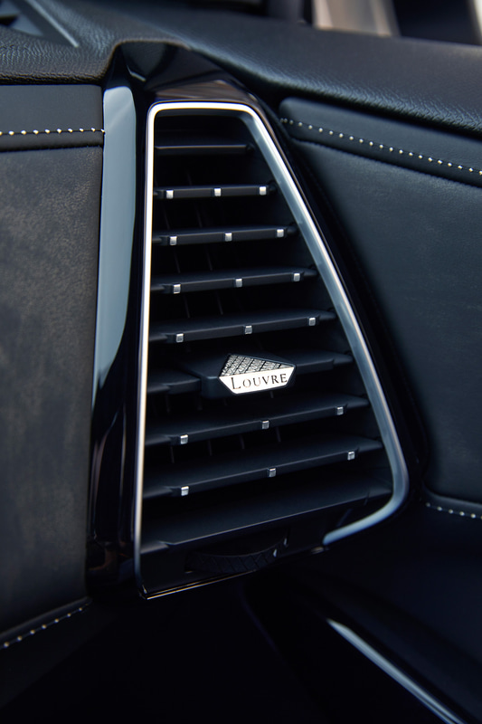 腕時計のバンドをイメージしたシートやシフトレバーを取り囲むクル・ド・パリ装飾など、“サヴォワ・フェール”をふんだんに取り入れている