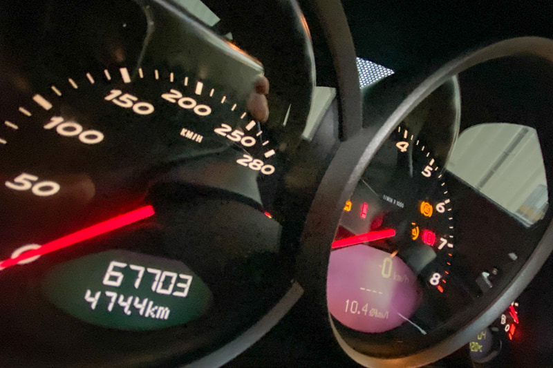 中古ボクスターのメーターは67703kmを記録。購入時のメーターは59900kmなので、走行距離は7800kmを超えた。