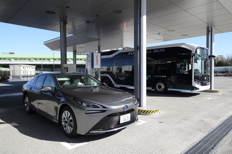 イワタニ水素ステーション有明で充填していると、FCEVバスが水素充填のために入ってきた。このFCEVバスは旧型ミライのFCユニットを2組使って作られており、いずれこの新型ミライのユニットを使った商用車も登場してくるのだろう
