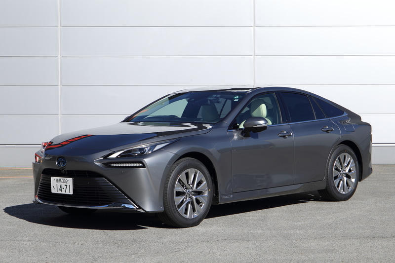 2代目となる新型ミライは、スタイリッシュなLクラスセダンとして生まれ変わった。アクセル操作に対する反応も素早い