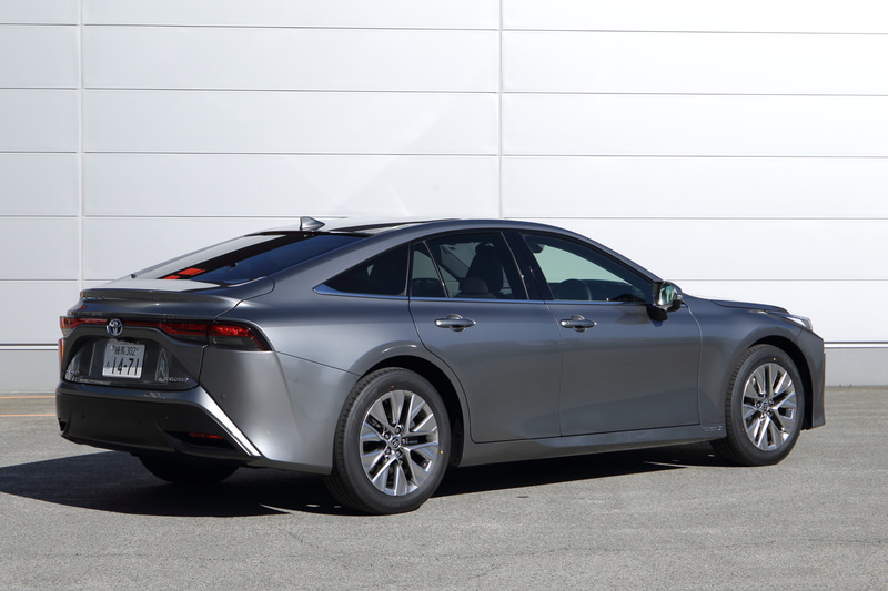 新型ミライのボディラインの美しさが分かる。19インチタイヤはハンドリングを意識したものとなっている