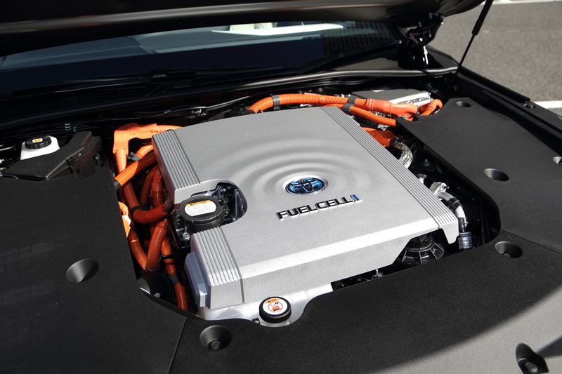 ボンネット内に収まるのは水素を電気に変換するFCスタック。初代よりも高密度化が進む、より優れた発電機となった