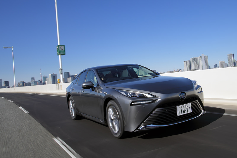 FCEV（燃料電池車）として抜群のハンドリングを持つトヨタの新型「ミライ」。市販版の市街地試乗をお届けする