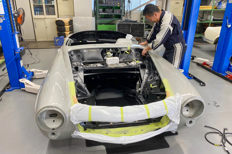 ヤナセ クラシックカーセンターにお邪魔した際に、コツコツと作業が進められていたのがこちらのクラシックカー。個人オーナーさまのクルマのため年式や車種などの詳細は伏せられましたが、おそらくアレかな～と想像するだけでワクワクしてしまいました。開設当初から、全国のクラシックカーオーナーさんより100件以上の問い合わせがあったというだけあって、日本でもこうしたサービスを求めている人は確実にいらっしゃるんですね