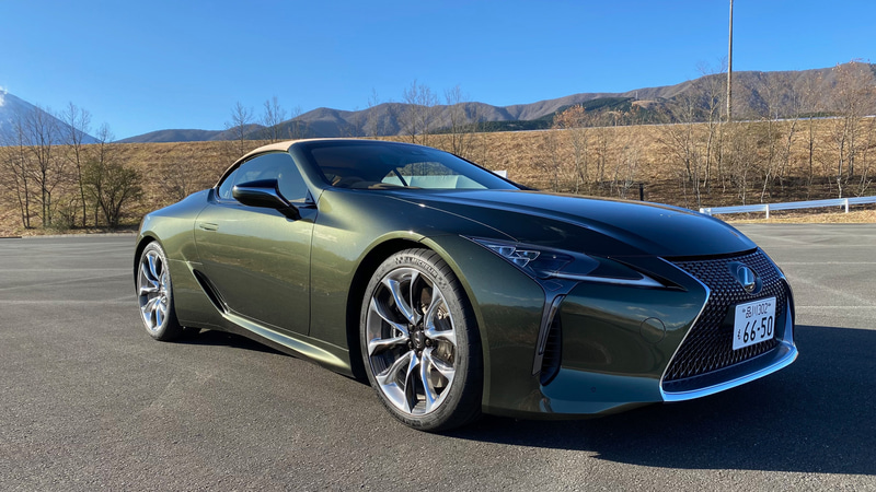 クーペの登場から遅れること3年。ようやっと2020年7月に登場したレクサスLC500コンバーチブルです。このロングホイールベースのドラマティックなデザイン、幌を開けた瞬間に広がるオールレザーの贅沢なインテリア！　久々に惚れ惚れした日本車でした。サウンドさえドライブのスパイスにする大排気量エンジン搭載、鍛え上げたボディや走り。価格は1500万円とややお高めですが、満足度はかなりのものではないでしょうか