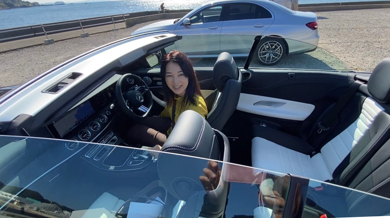 Eクラス・カブリオレの幌を開けると、こんなインテリアが披露されます。後席にも座ってみたら、私の運転ポジションだと膝まわりには拳2.5個分ものゆとりがあって、余裕で座れることが分かりました。チャイルドシートを簡単確実に取り付けられるISOFIXもあるので、これなら子供がいても乗りこなせます。いや～、こんなラグジュアリー・オープンカーを普段のアシにできるような生活は私にはとても難しいですが、いつか、孫ができるころまでの目標にしたいと思います