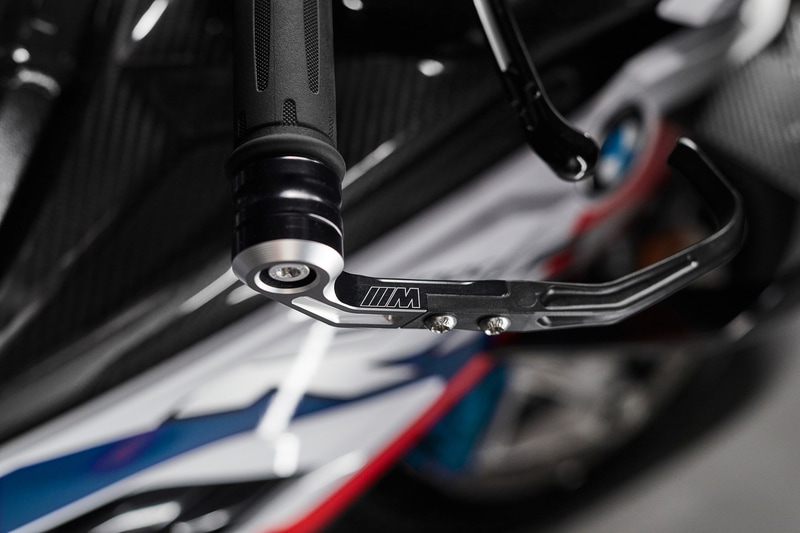 Mコンペティション・パッケージ専用装備となる「Mビレット・パッケージ」には、Mブレーキとクラッチレバー、Mブレーキ・レバー・ガード、Mフロント・フットレスト・システム、Mエンジン・プロテクターズ左右が含まれる