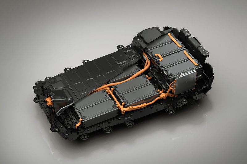 バッテリーパックには高電圧部品への直接接触を回避するためのカバー構造や、異常を検知すると即座に通電を停止させる制御などを採用。衝突時の外力からの保護構造や高電圧の遮断機構も搭載され、事故などで高電圧部品が損傷を受けた場合まで想定して感電を防ぐ