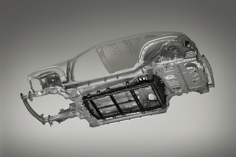 バッテリーケースを環状構造の一部として活用することで、上下・左右・前後に骨格を連続させた基本設計と合わせて4輪対角剛性を大きく向上。バッテリーケースを構成するフレームとボディをケース全周の20か所で強固に結合するとともに、ボディとの結合部を左右でつなぐクロスメンバーをバッテリーケース内に配置したほか、リアトレーリングアーム取り付け部も環状構造で強化することで、伝達遅れを大幅に低減した。さらに、バッテリーケース締結部の剛性をコントロールすることで、バッテリーケースを活用してロードノイズおよび振動を抑制し、乗り心地の向上にも貢献