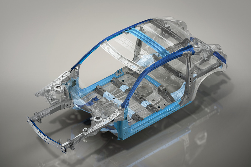基本骨格のストレート化と環状構造を基本として、剛性とエネルギー伝達効率をさらに高めたマツダ独自のボディを採用。上下・左右・前後に骨格を連続させた多方向の環状構造によって剛性アップと伝達遅れの低減を両立し、ダンパーやタイヤの機能を最大限に発揮できるようにしたほか、路面からのエネルギーを特定の部位へ集中させ、緩衝材としてエネルギーを吸収させる効果を持たせた減衰構造で吸収することで、騒音の原因となる振動を効果的に低減させている