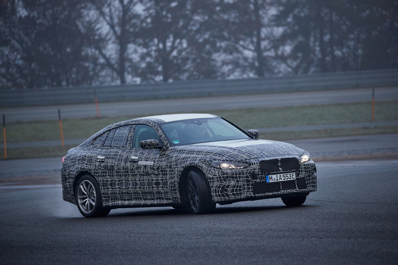 カモフラージュされる新型i4