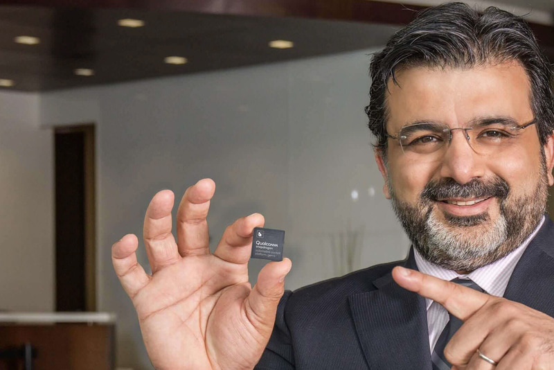 Qualcomm 上席副社長 兼 自動車事業本部 事業本部長 ナクル・ドゥガル氏。手に持つのは第4世代Qualcomm Snapdragon Automotive Cockpit Platform