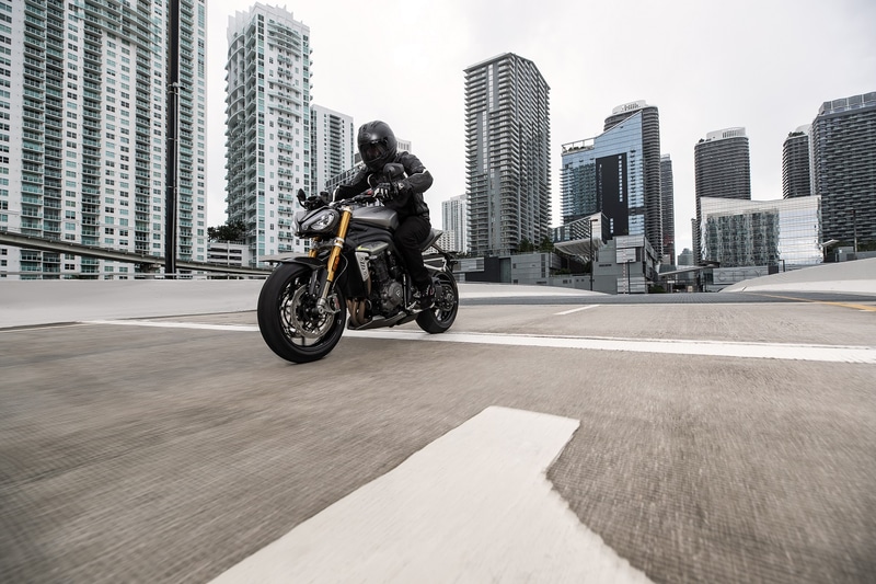 1万マイル（約16000km）の長いサービスインターバルと、2年間の走行距離無制限保証が付属する