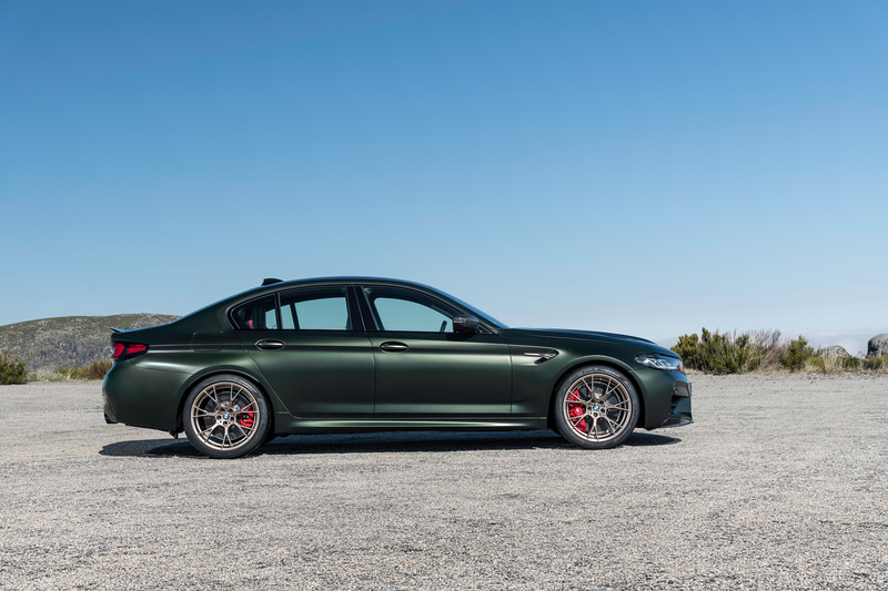 外観では随所にゴールドブロンズの加飾が入るとともに、CFRP（炭素繊維強化プラスチック）製の部品を使用